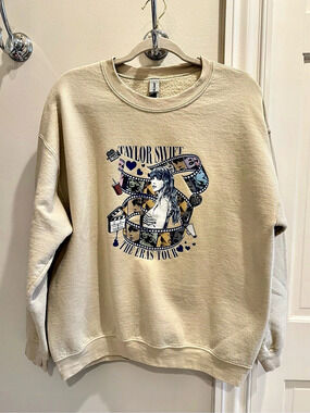 Gildan Taylor Swift The Eras Tour sweatshirt Graphic Sweatshirt in Cream Size La